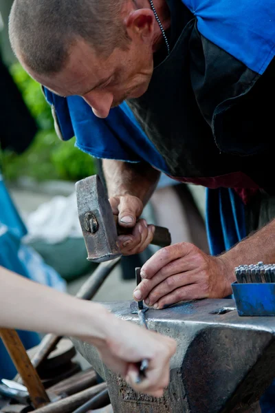 Fabbro al lavoro — Foto Stock