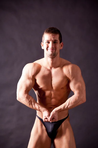 Young bodybuilder posing — Stock Photo, Image