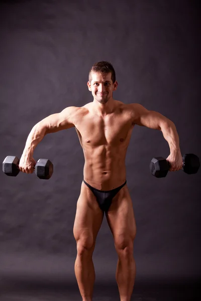 Young bodybuilder traininig — Stock Photo, Image