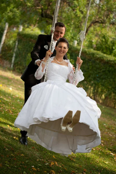 Jeune couple de mariage — Photo