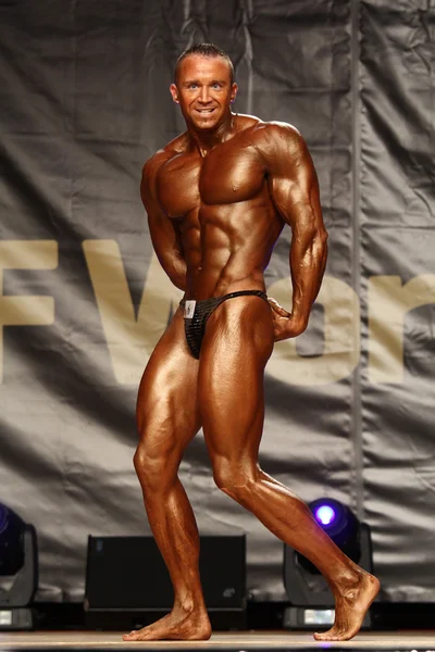 Bodybuilder poseren — Stockfoto