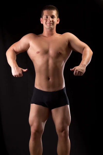 Bodybuilder posiert — Stockfoto