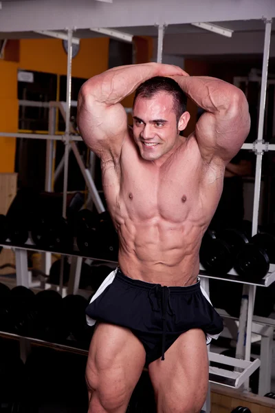 Bodybuilder poserar — Stockfoto