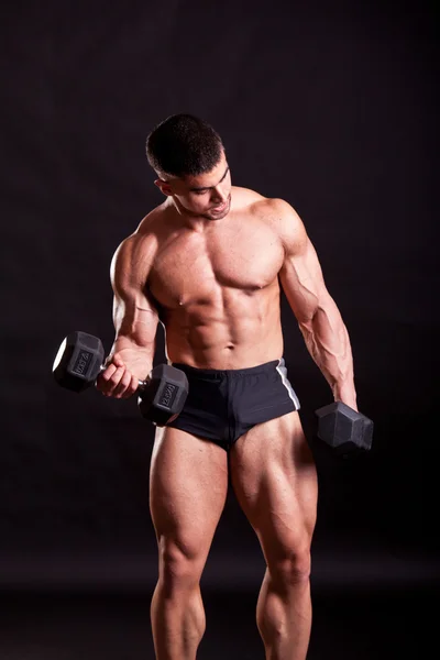 Young bodybuilder traininig — Stock Photo, Image