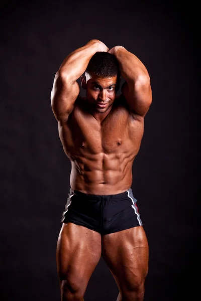 Giovane bodybuilder posa — Foto Stock