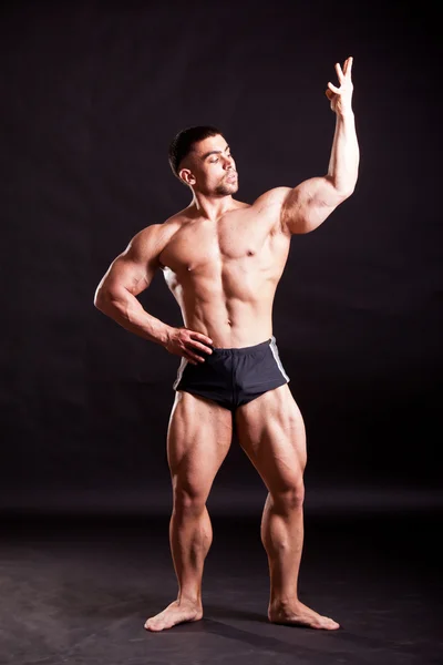 Giovane bodybuilder posa — Foto Stock