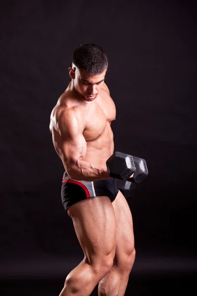 Giovane bodybuilder posa — Foto Stock