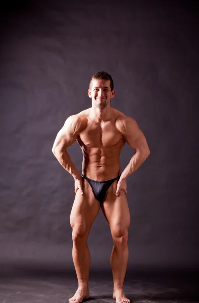 Jonge bodybuilder poseren — Stockfoto