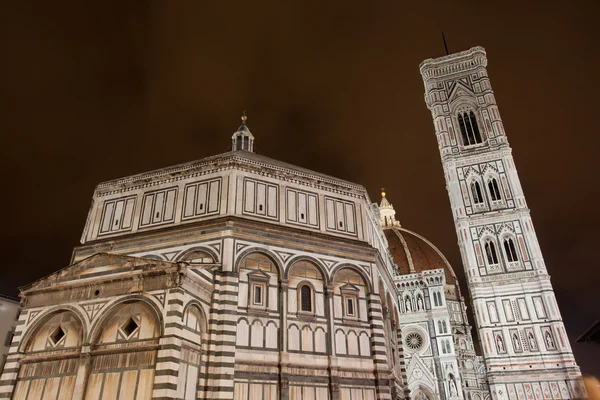 Vista nocturna del Duomo de Florencia — Foto de Stock
