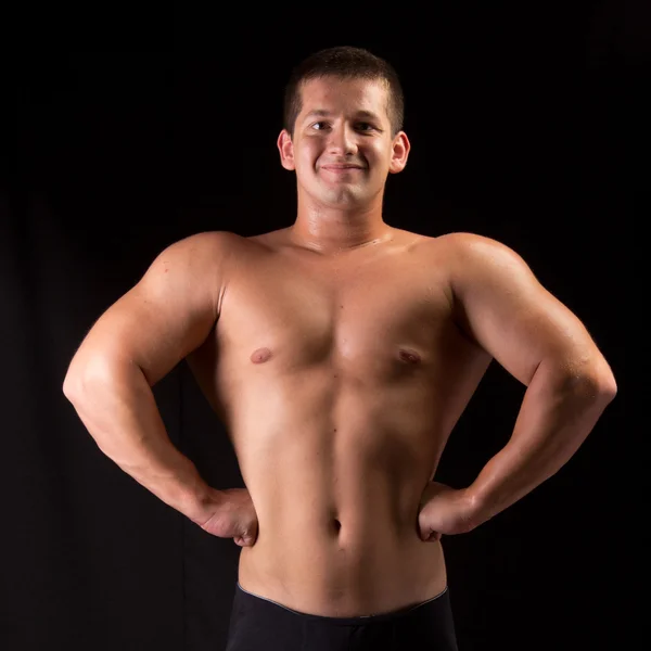 Bodybuilder poseren — Stockfoto