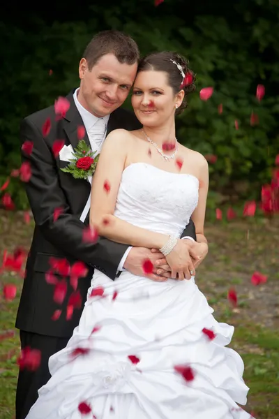 Junges Hochzeitspaar — Stockfoto