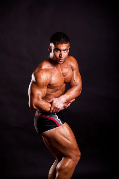 Jeune bodybuilder posant — Photo