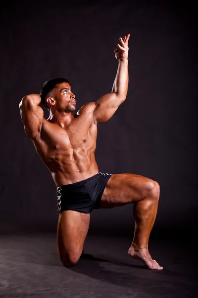 Jonge bodybuilder poseren — Stockfoto