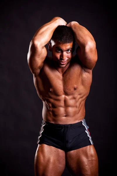 Young bodybuilder posing — Stock Photo, Image