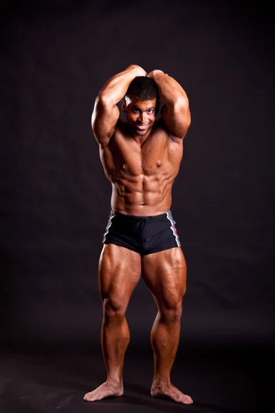 Unga bodybuilder poserar — Stockfoto