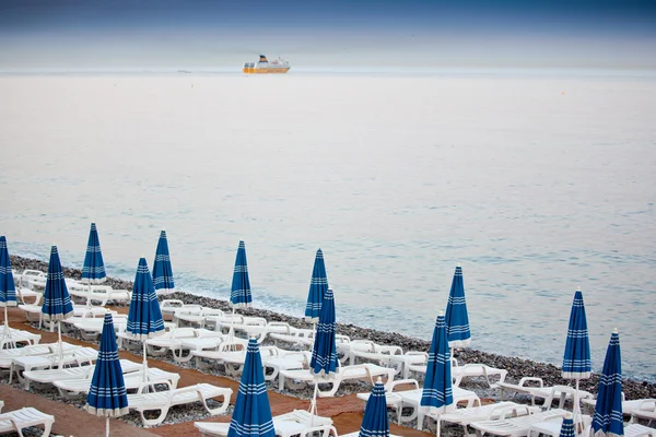 Guarda-chuvas de praia em uma praia — Fotografia de Stock