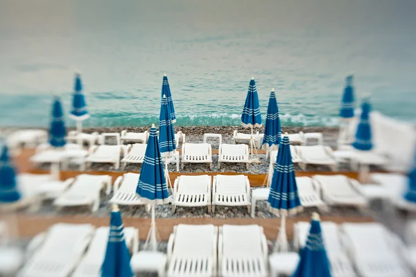 Beach umbrellas in a beach — Stock Photo, Image
