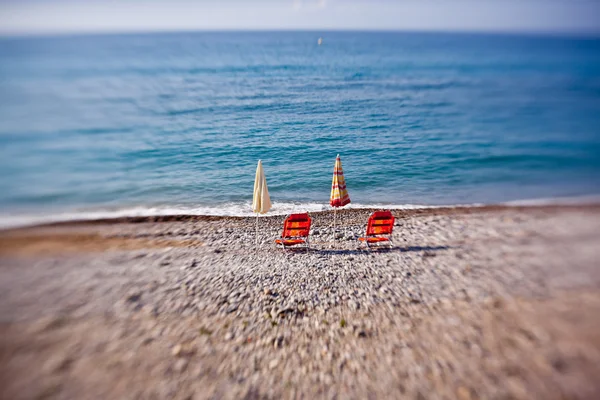 Strand parasols met stoelen — Stockfoto