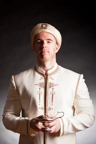 Hombre joven en traje oriental — Foto de Stock