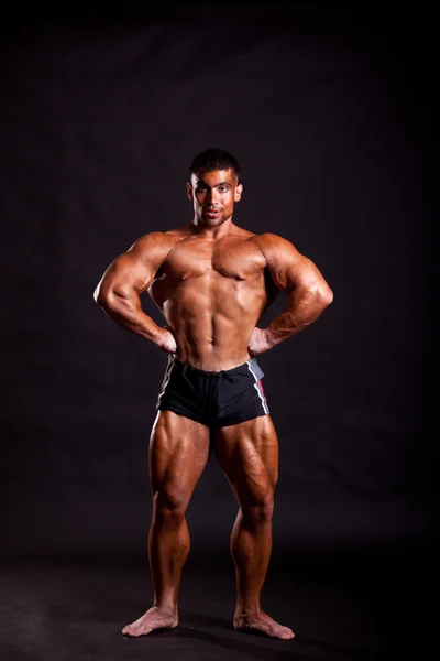 Giovane bodybuilder posa — Foto Stock