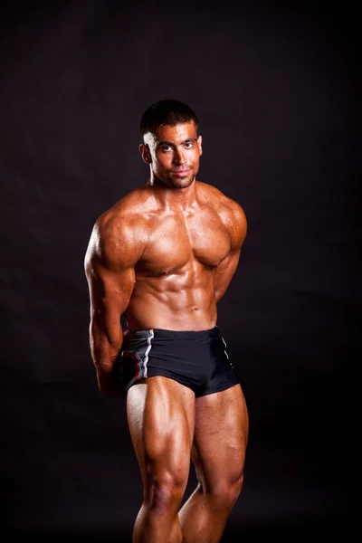 Giovane bodybuilder posa — Foto Stock