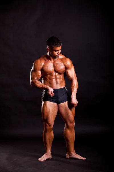 Young bodybuilder posing — Stock Photo, Image