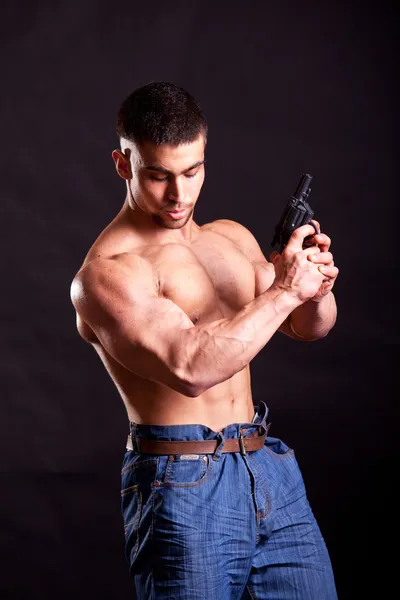 Silah ile vücut geliştirmeci — Stok fotoğraf