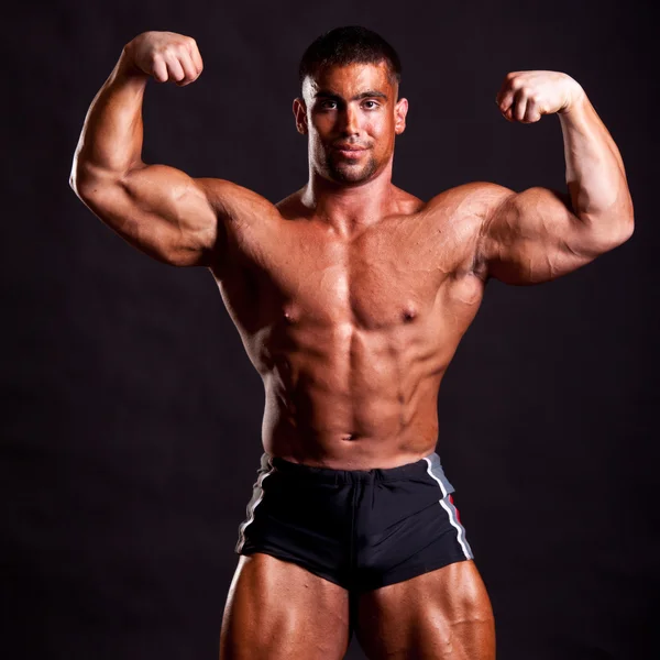 Young bodybuilder posing — Stock Photo, Image