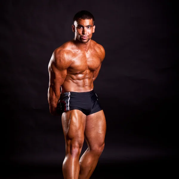 Jonge bodybuilder poseren — Stockfoto