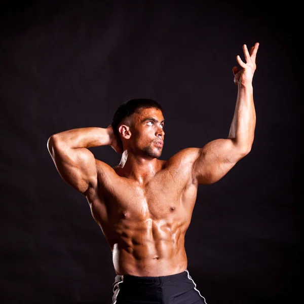 Young bodybuilder posing — Stock Photo, Image