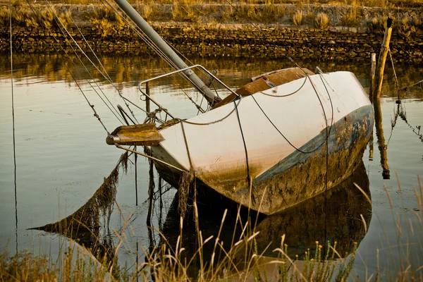 Barco à vela afundado — Fotografia de Stock