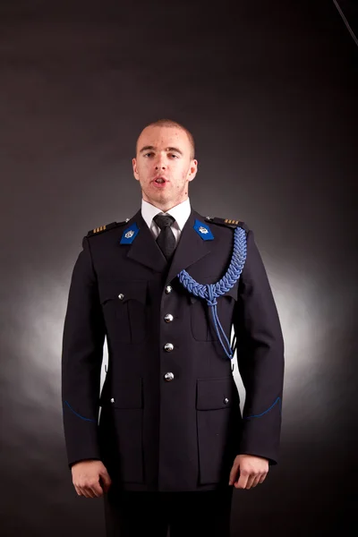 Soldado elegante vestindo uniforme — Fotografia de Stock