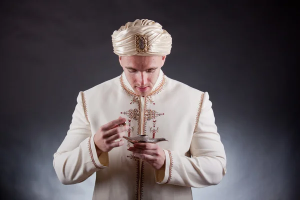 Hombre en traje oriental — Foto de Stock