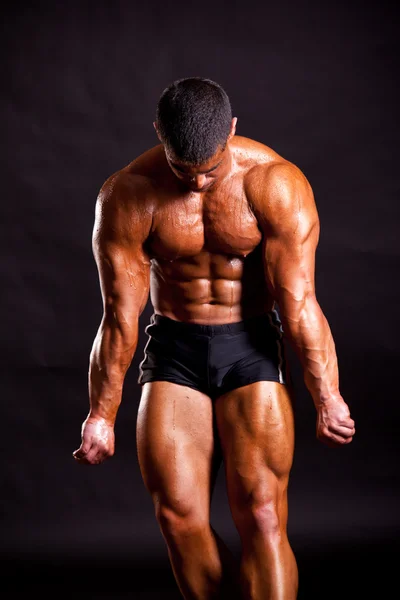 Young bodybuilder posing — Stock Photo, Image