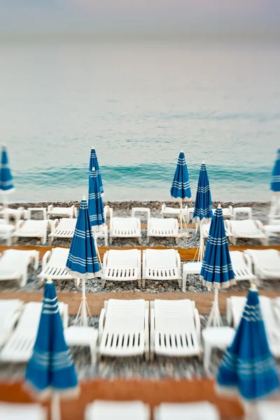 Beach umbrellas in a beach — Stock Photo, Image