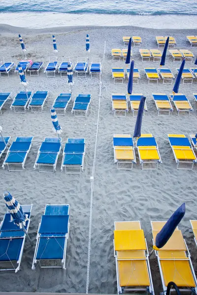 Guarda-chuvas de praia com cadeiras — Fotografia de Stock