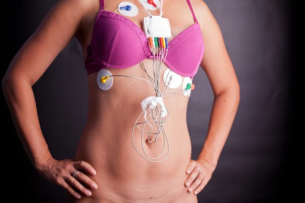 Femme portant un moniteur cardiaque Holter — Photo