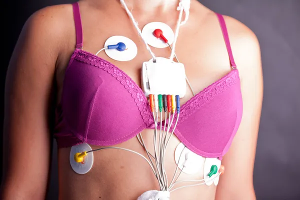 Donna che indossa un Holter Heart Monitor — Foto Stock