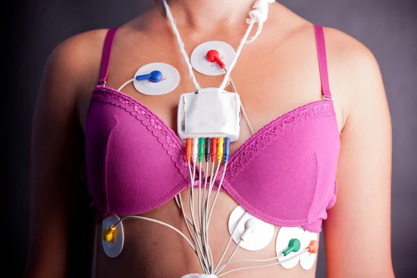Mulher vestindo um monitor cardíaco Holter — Fotografia de Stock