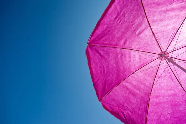 Ombrellone con cielo blu — Foto Stock