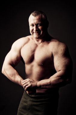 vücut geliştirmeci poz