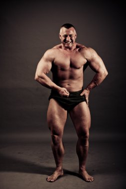 vücut geliştirmeci poz