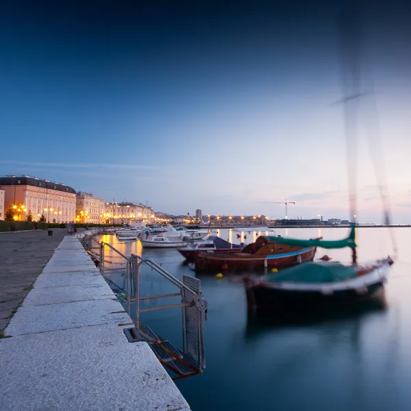 Trieste limanında gece