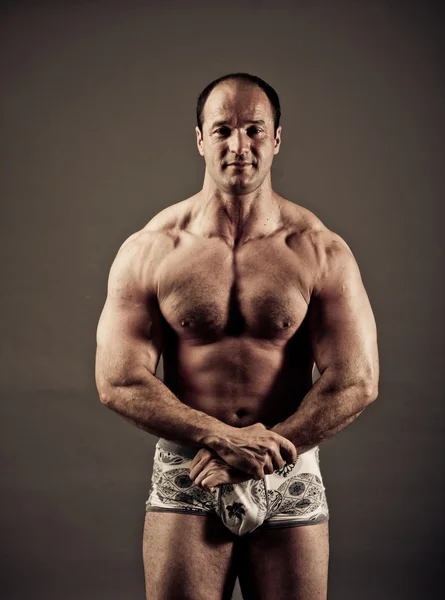 Bodybuilder posiert — Stockfoto