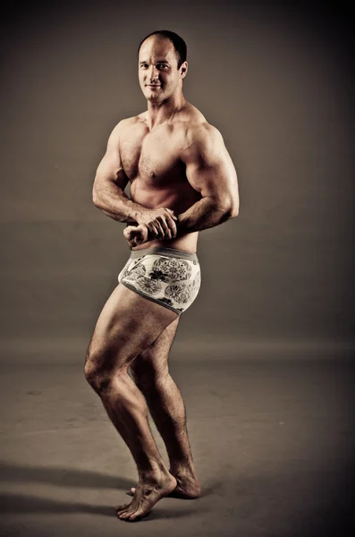 Bodybuilder poserar — Stockfoto