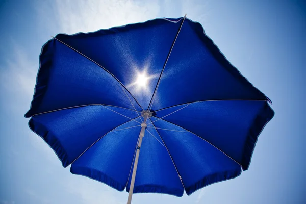 Sonnenschirm am Strand mit blauem Himmel — Stockfoto