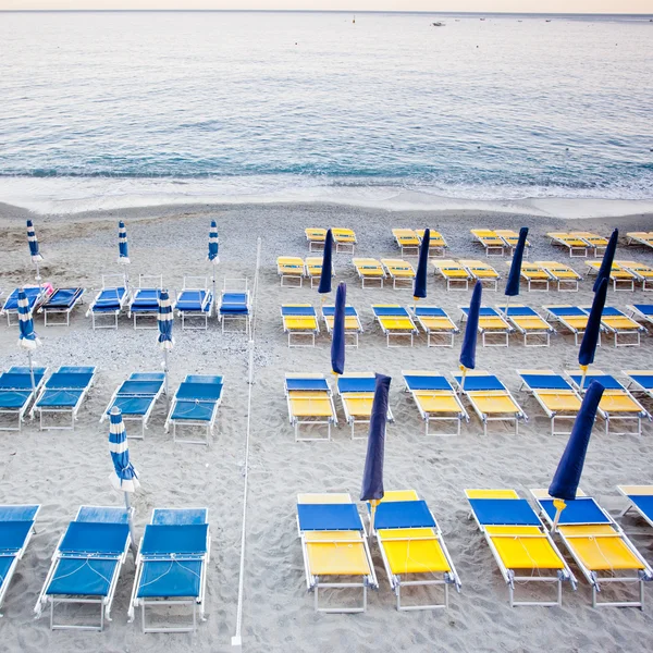 Beach umbrellas with chairs — Stock Photo, Image