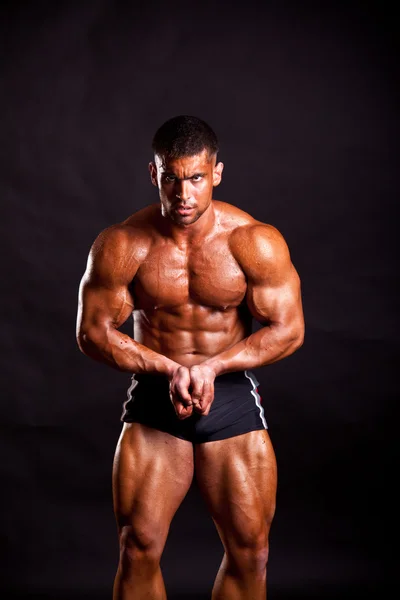 Young bodybuilder posing — Stock Photo, Image