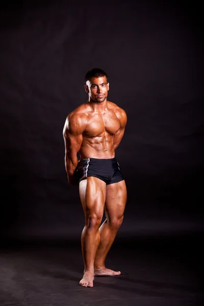 Young bodybuilder posing — Stock Photo, Image