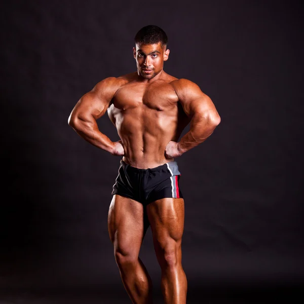 Unga bodybuilder poserar — Stockfoto